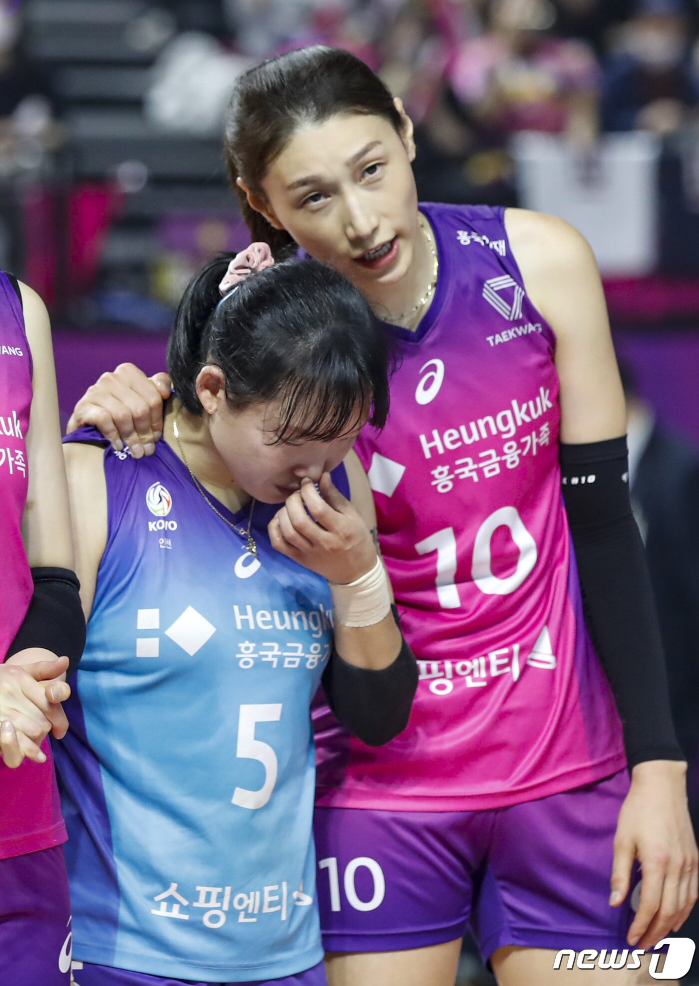 본문 이미지 - 6일 오후 인천 부평구 삼산월드체육관에서 열린 여자프로배구 2022-2023 V리그 챔피언 결정전 흥국생명과 한국도로공사 5차전 경기, 흥국생명 김연경이 세트 스코어 3대2로 패배 후 김해란을 위로 하고 있다. 2023.4.6/뉴스1 ⓒ News1 김도우 기자