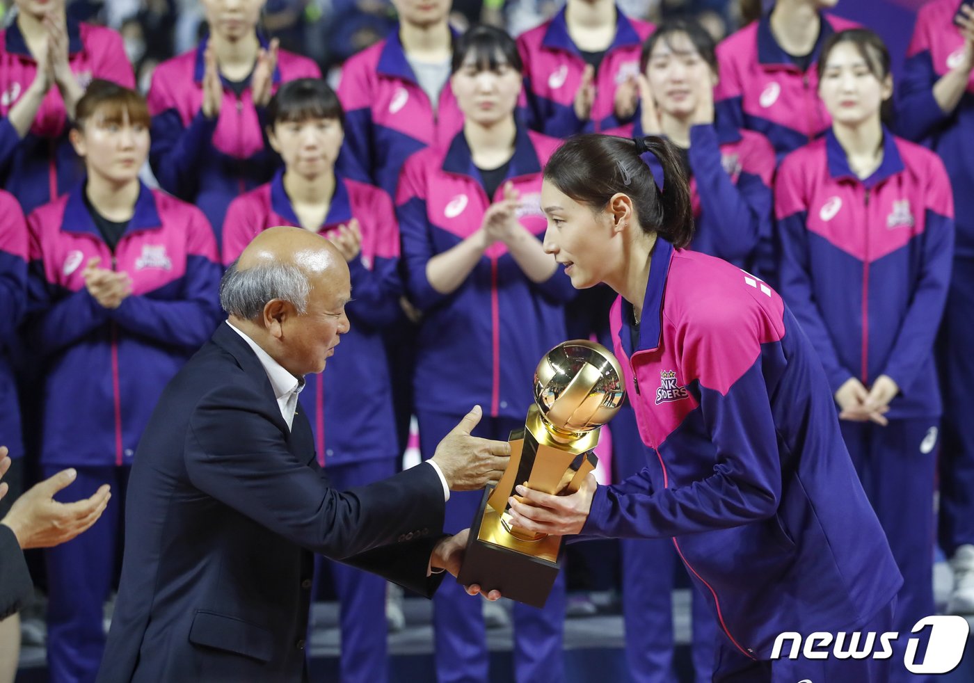 본문 이미지 - 흥국생명 김연경이 6일 오후 인천 부평구 삼산월드체육관에서 열린 여자프로배구 2022-2023 V리그 챔피언 결정전 흥국생명과 한국도로공사 5차전 경기에서 세트 스코어 3대2로 패배 후 준우승 트로피를 받고 있다.2023.4.6/뉴스1 ⓒ News1 김도우 기자