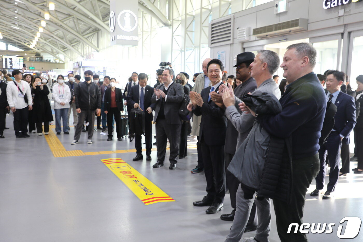 국제박람회기구 실사단이 부산 현지 실사를 마치고 7일 오전 부산 김해국제공항에서 출국하기 앞서 배웅 나온 인사들을 향해 박수치고 있다. 2023.4.7/뉴스1 ⓒ News1 강승우 기자