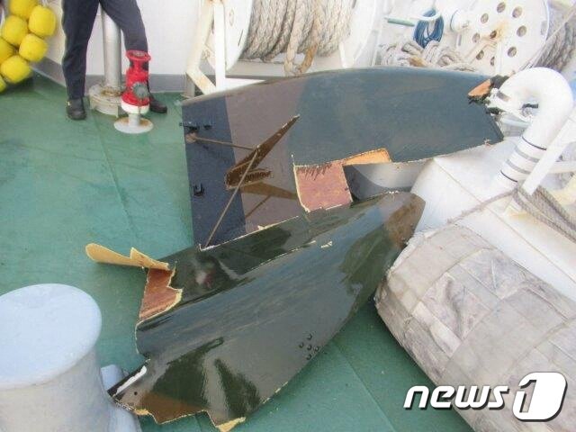 본문 이미지 - 6일 일본 오키나와현 미야코지마 인근 바다에서 실종된 육상자위대 헬기의 파편으로 추정되는 물체가 수습됐다. ⓒ 로이터=뉴스1 ⓒ News1 권진영 기자