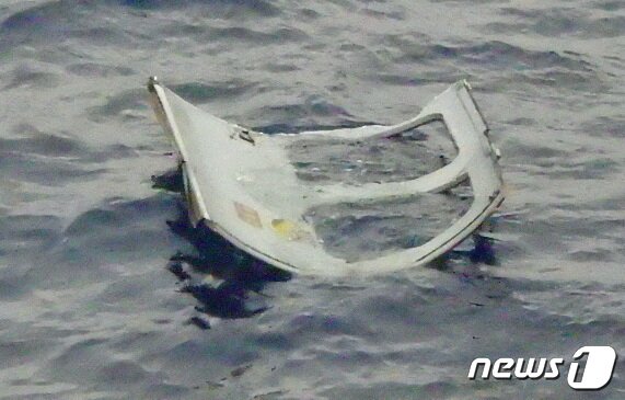 본문 이미지 - 6일 일본 오키나와현 미야코지마 인근 바다에 실종된 육상자위대 헬기의 것으로 보이는 창틀 부품이 떠 있다. ⓒ 로이터=뉴스1 ⓒ News1 권진영 기자