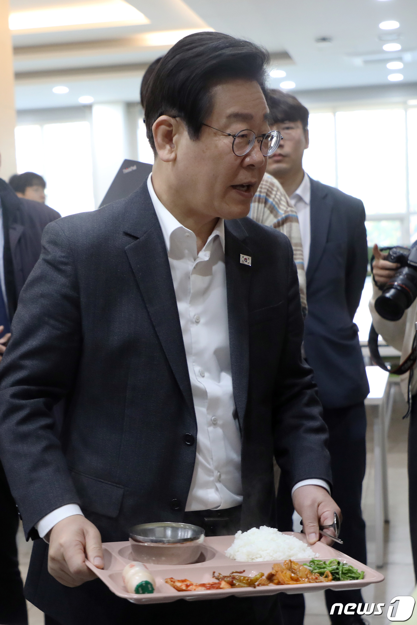 (광주=뉴스1) 이수민 기자 = 이재명 더불어민주당 대표가 7일 오전 광주 전남대학교를 찾아 학생들과 '천원의 아침밥'을 함께 하기 위해 배식 받고 있다.2023.4.7/뉴스1