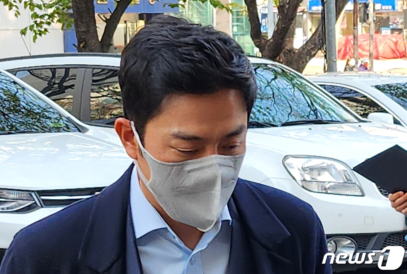 (서울=뉴스1) 한병찬 기자 = 배우 성유리의 남편 프로골퍼 안성현(42)이 7일 오전 서울남부지법에서 열린 구속 전 피의자 심문(영장실질심사)에 출석하고 있다.안성현은 특정 암호 …