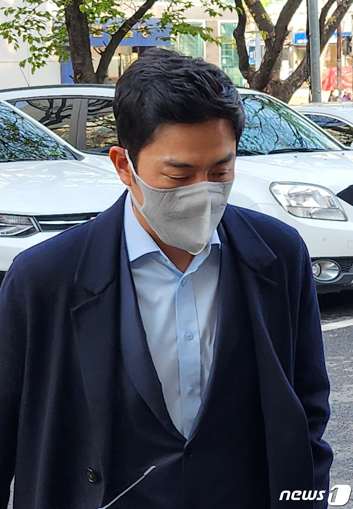 (서울=뉴스1) 한병찬 기자 = 배우 성유리의 남편 프로골퍼 안성현(42)이 7일 오전 서울남부지법에서 열린 구속 전 피의자 심문(영장실질심사)에 출석하고 있다.안성현은 특정 암호 …