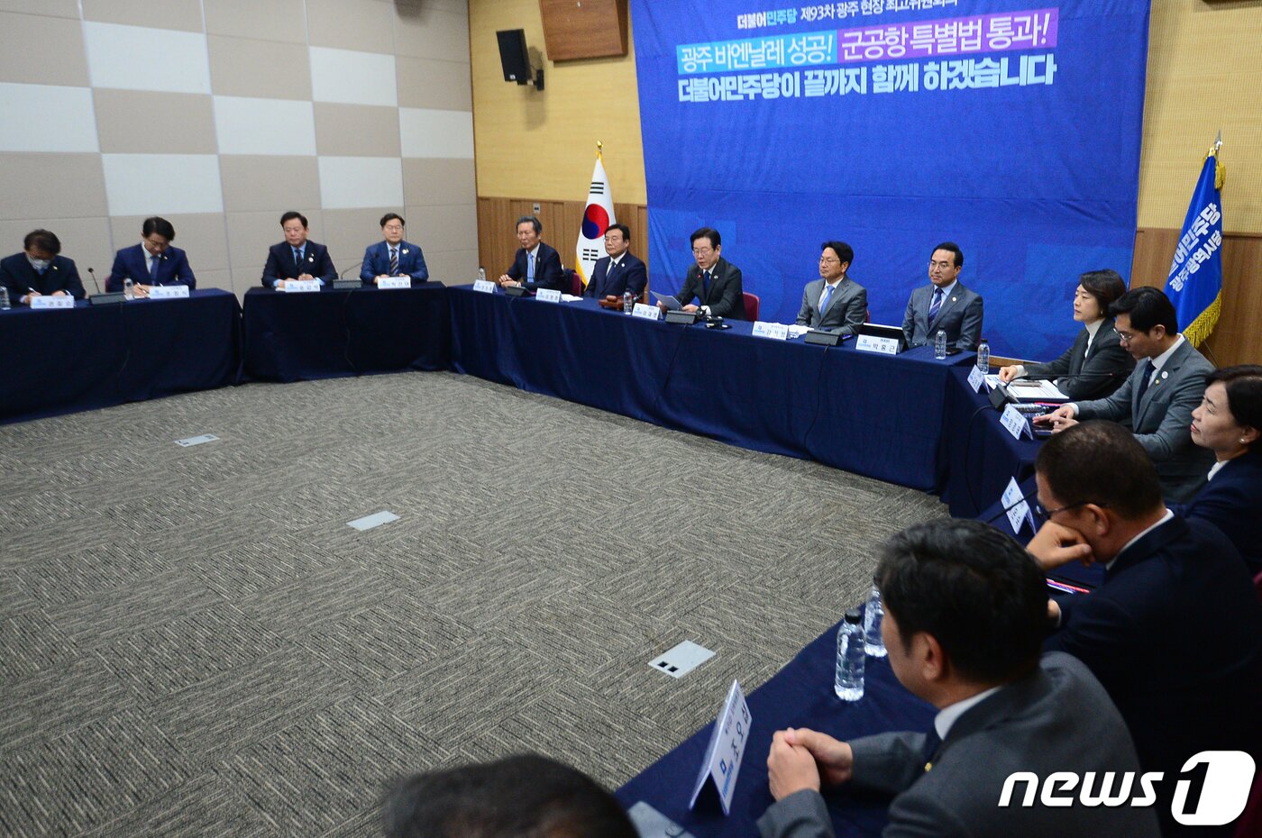 본문 이미지 - 이재명 더불어민주당 대표가 7일 오후 광주 서구 치평동 김대중컨벤션센터에서 열린 제93차 광주 현장 최고위원회의에서 모두발언을 하고 있다. 2023.4.7/뉴스1 ⓒ News1 이승현 기자