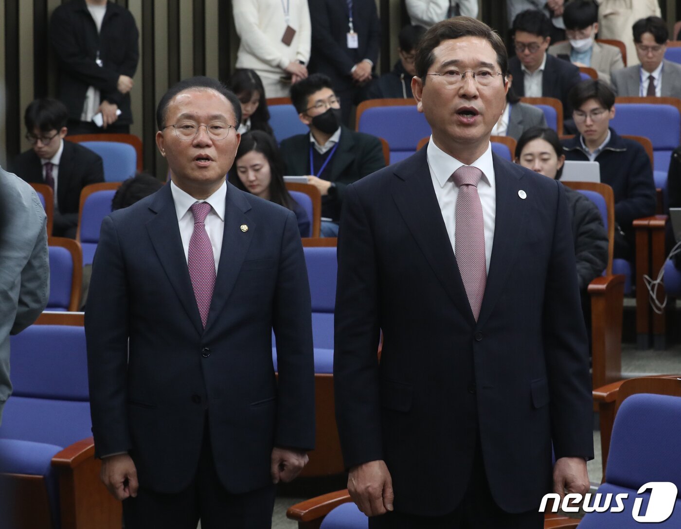 본문 이미지 - 국민의힘 원내대표 후보 김학용, 윤재옥 의원이 7일 서울 여의도 국회에서 열린 '2023 원내대표 선출 의원총회'에서 애국가를 부르고 있다. 2023.4.7/뉴스1 ⓒ News1 송원영 기자