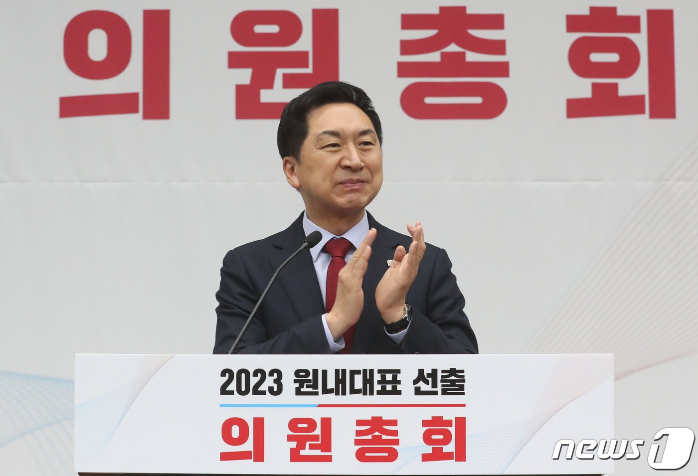 본문 이미지 - 김기현 국민의힘 대표가 7일 서울 여의도 국회에서 열린 '2023 원내대표 선출 의원총회'에서 주호영 원내대표를 향해 박수를 치고 있다. 2023.4.7/뉴스1 ⓒ News1 송원영 기자