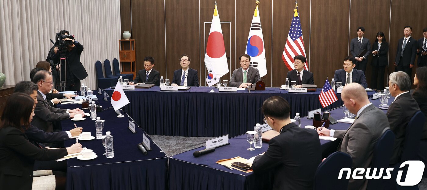 본문 이미지 - 김건 외교부 한반도평화교섭본부장, 성 김 미 국무부 대북특별대표, 후나코시 다케히로(船越健裕) 일본 외무성 아시아·대양주국장이 7일 오전 서울 종로구 정부서울청사 별관 외교부에서 열린 한·미·일 북핵수석대표 협의에서 북한의 도발 대응 등을 논의하고 있다. (공동취재) 2023.4.7/뉴스1 ⓒ News1 김명섭 기자