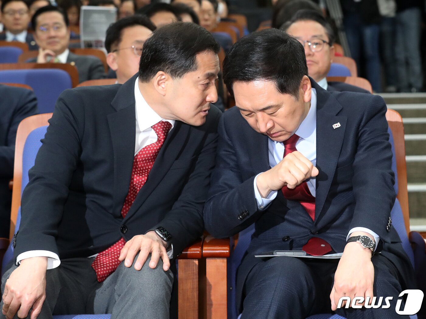 본문 이미지 - 김기현 국민의힘 대표와 박대출 정책위의장이 7일 서울 여의도 국회에서 열린 '2023 원내대표 선출 의원총회'에서 대화를 하고 있다. 2023.4.7/뉴스1 ⓒ News1 송원영 기자
