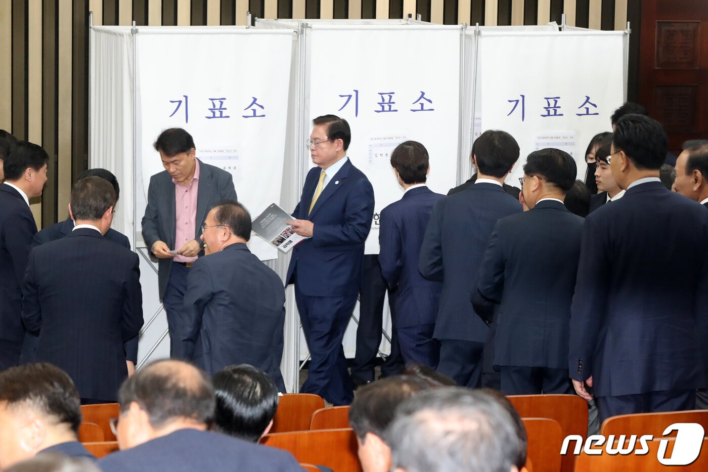 본문 이미지 - 국민의힘 의원들이 7일 서울 여의도 국회에서 열린 '2023 원내대표 선출 의원총회'에서 투표를 하고 있다. 2023.4.7/뉴스1 ⓒ News1 황기선 기자