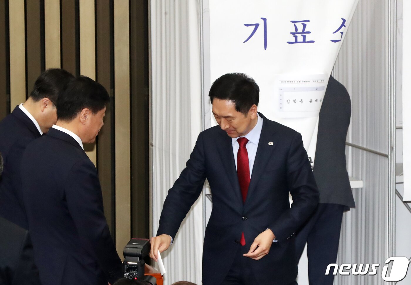 본문 이미지 - 김기현 국민의힘 대표가 7일 서울 여의도 국회에서 열린 '2023 원내대표 선출 의원총회'에서 투표를 하고 있다. 2023.4.7/뉴스1 ⓒ News1 황기선 기자