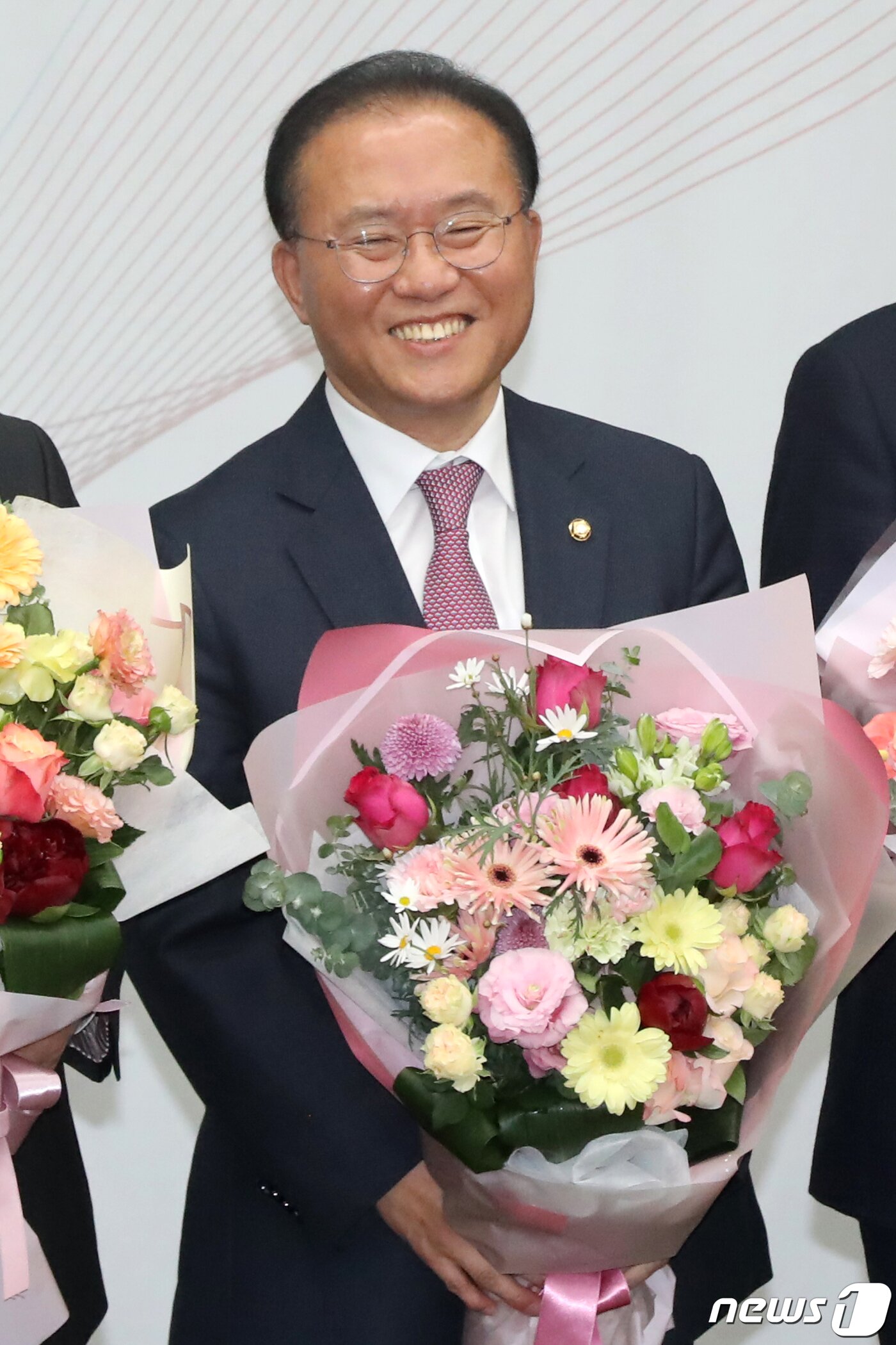 본문 이미지 - 국민의힘 신임 원내대표로 선출된 윤재옥 의원이 7일 오전 서울 여의도 국회에서 열린 '2023 원내대표 선출 의원총회'에서 꽃다발을 들고 미소를 보이고 있다. 2023.4.7/뉴스1 ⓒ News1 황기선 기자