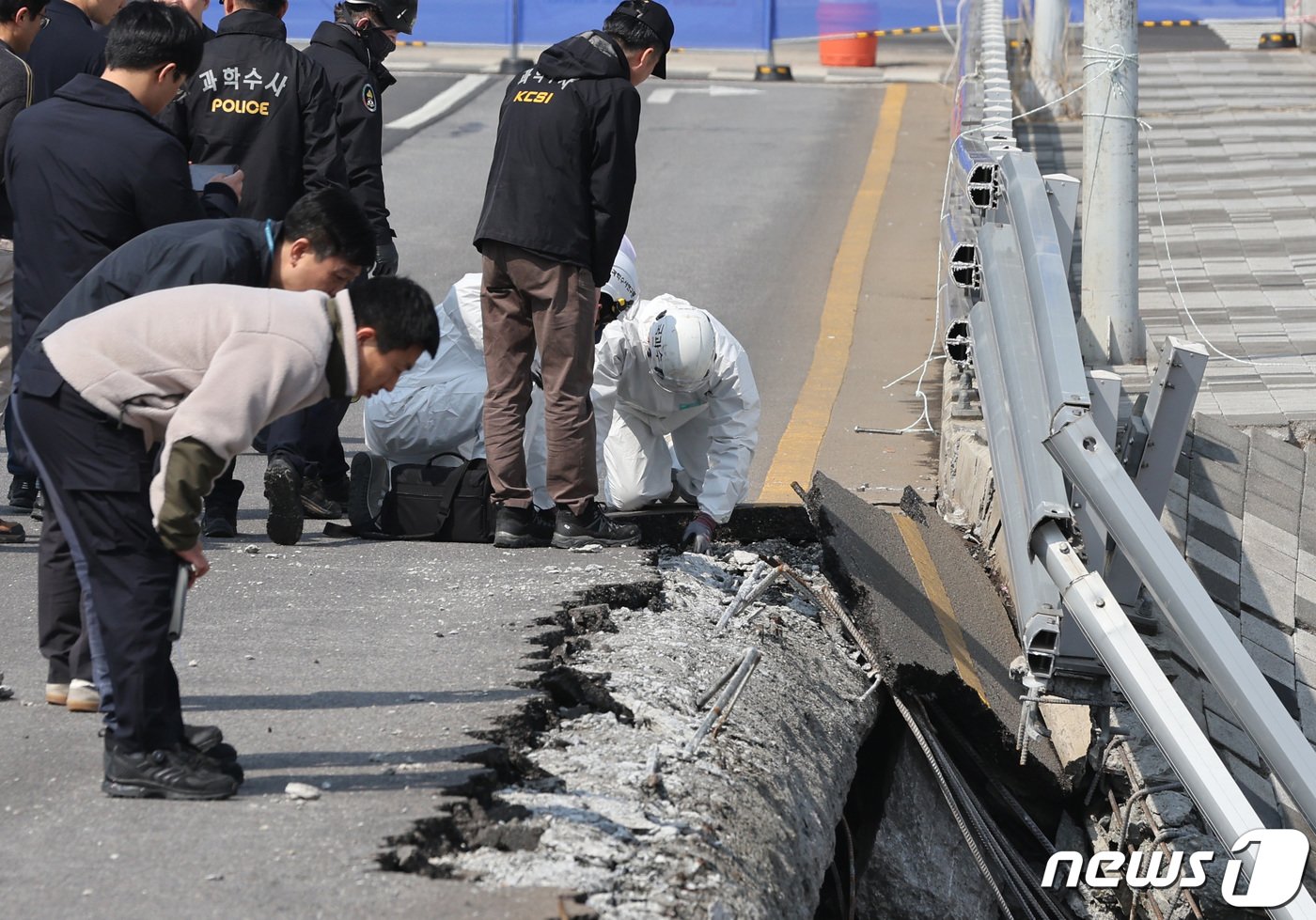 본문 이미지 - 경찰 과학수사대와 국립과학수사연구원 등 관계자들이 7일 오전 경기도 성남시 분당 정자교 붕괴사고 현장에서 합동 현장감식을 하고 있다. 2023.4.7/뉴스1 ⓒ News1 구윤성 기자