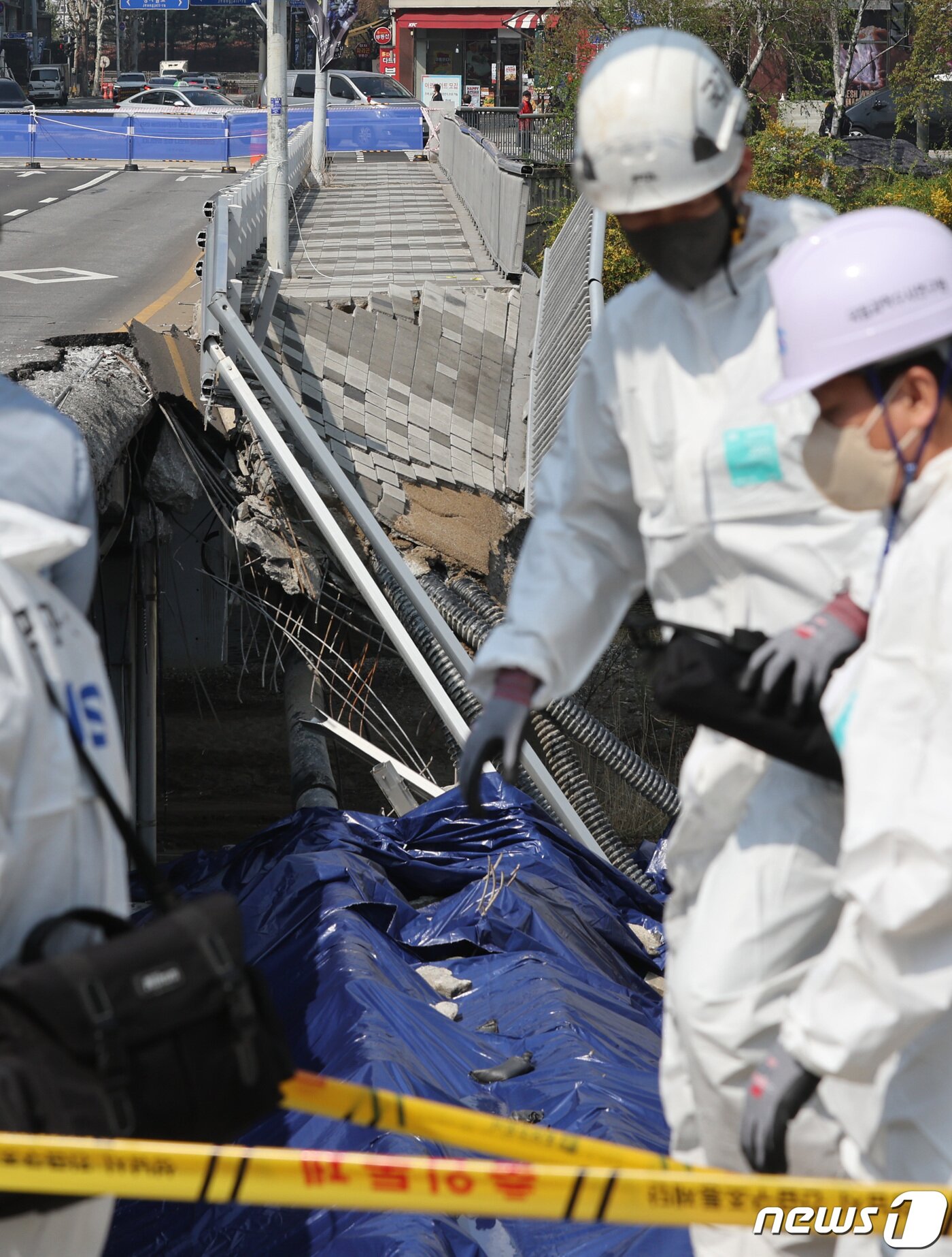 본문 이미지 - 국립과학수사연구원 관계자들이 7일 오전 경기도 성남시 분당 정자교 붕괴사고 현장감식을 하고 있다. 2023.4.7/뉴스1 ⓒ News1 구윤성 기자