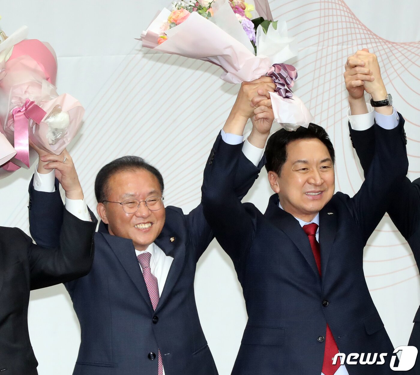 본문 이미지 - 국민의힘 신임 원내대표로 선출된 윤재옥 의원과 김기현 대표가 7일 오전 서울 여의도 국회에서 열린 '2023 원내대표 선출 의원총회'에서 꽃다발을 들고 기뻐하고 있다. 2023.4.7/뉴스1 ⓒ News1 황기선 기자