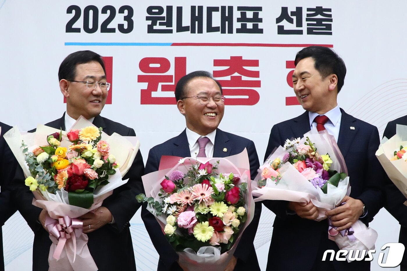 본문 이미지 - 국민의힘 신임 원내대표로 선출된 윤재옥 의원이 7일 오전 서울 여의도 국회에서 열린 '2023 원내대표 선출 의원총회'에서 꽃다발을 들고 미소를 보이고 있다. (공동취재) 2023.4.7/뉴스1 ⓒ News1 황기선 기자