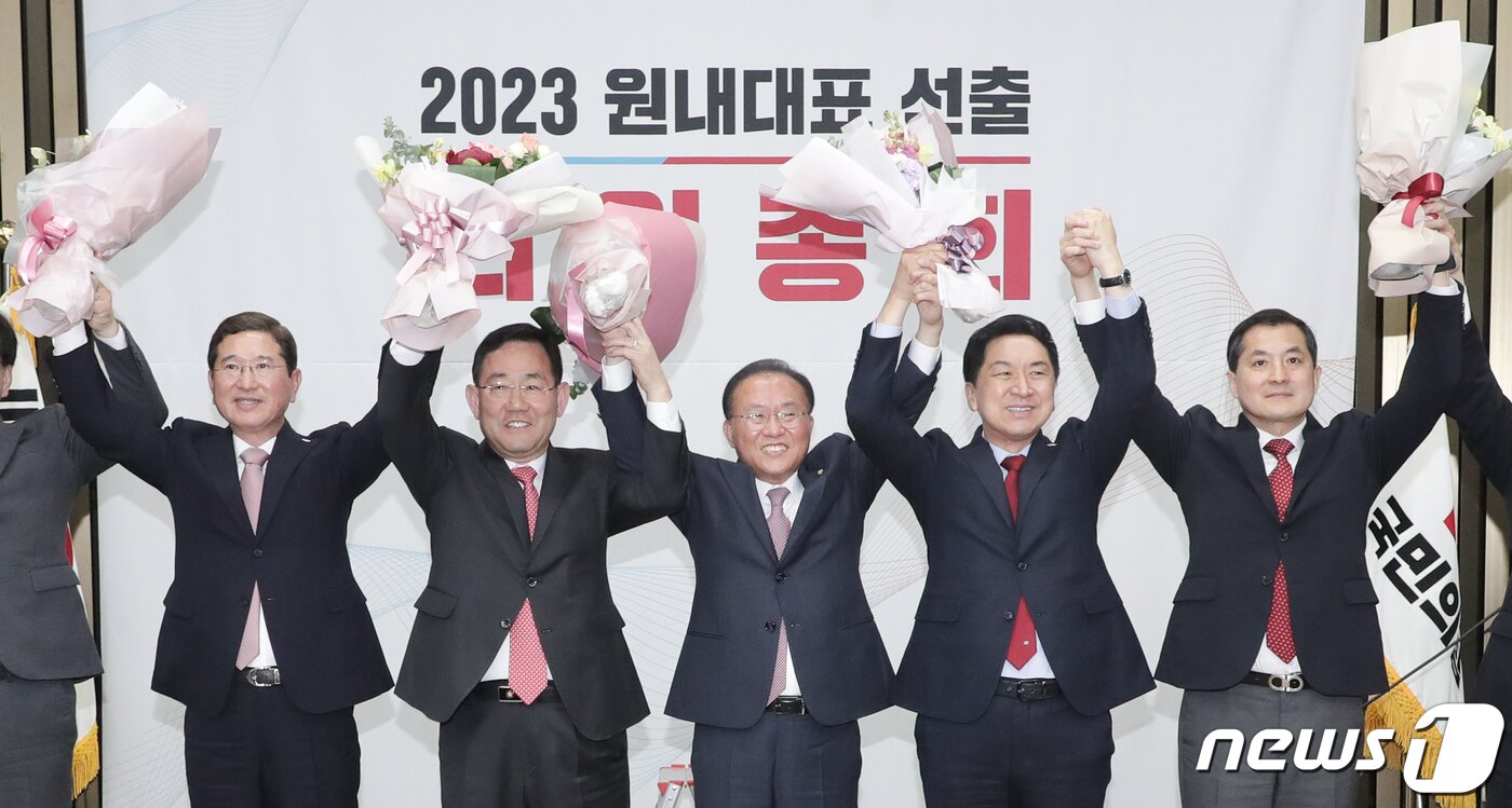 본문 이미지 - 김기현 국민의힘 대표와 윤재옥 신임 원내대표 등이 7일 서울 여의도 국회에서 열린 '2023 원내대표 선출 의원총회'에서 기념촬영을 하고 있다. (공동취재) 2023.4.7/뉴스1 ⓒ News1 황기선 기자