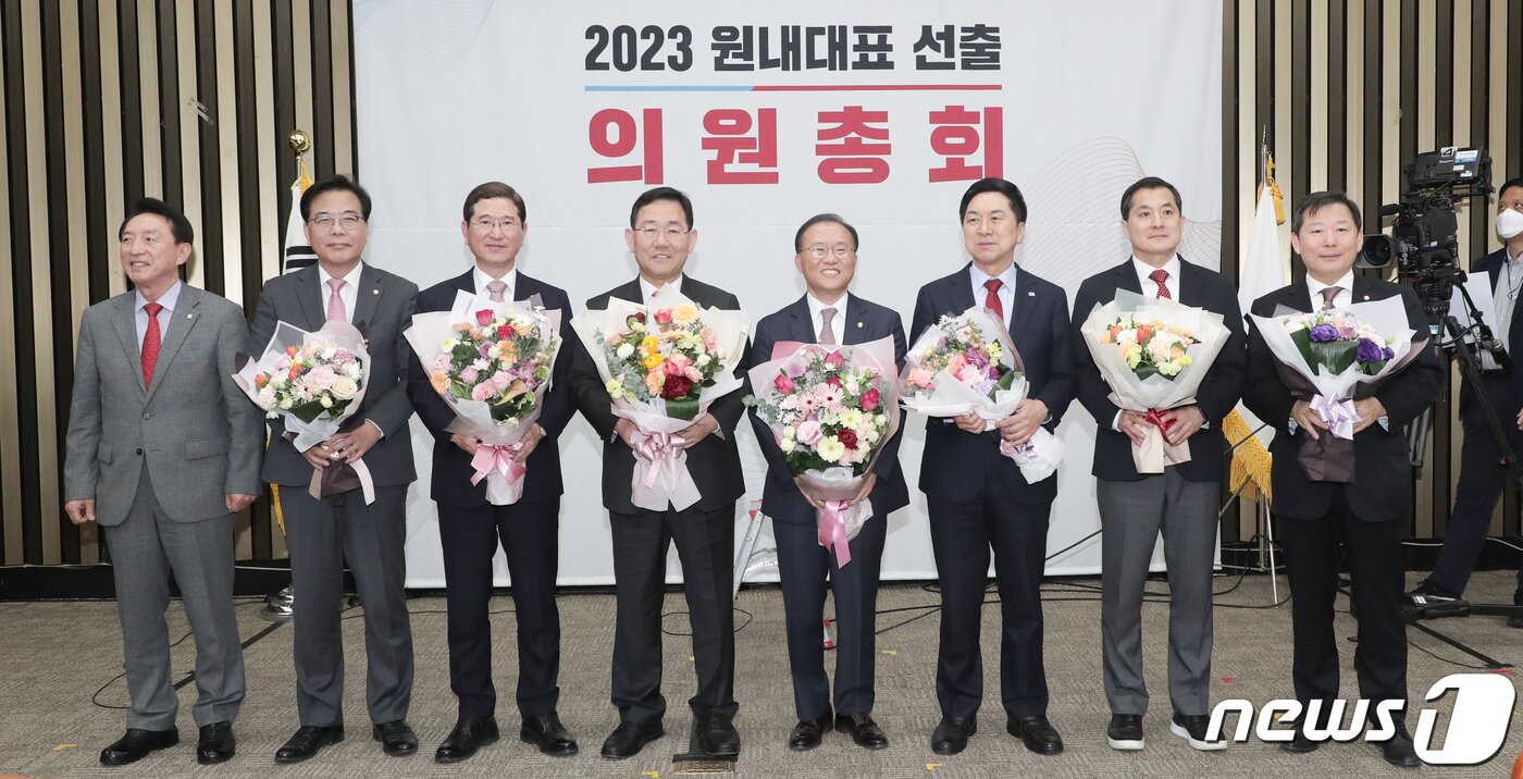 본문 이미지 - 김기현 국민의힘 대표와 윤재옥 신임 원내대표 등이 7일 서울 여의도 국회에서 열린 '2023 원내대표 선출 의원총회'에서 기념촬영을 하고 있다. (공동취재) 2023.4.7/뉴스1 ⓒ News1 황기선 기자