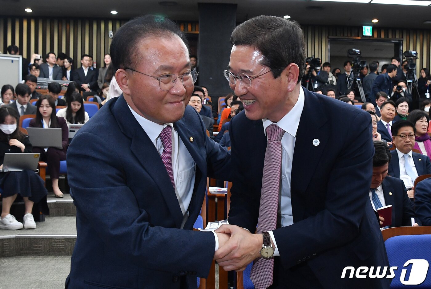 본문 이미지 - 국민의힘 신임 원내대표로 선출된 윤재옥 의원이 7일 오전 서울 여의도 국회에서 열린 '2023 원내대표 선출 의원총회'에서 김학용 의원으로 부터 축하를 받고 있다. (공동취재) 2023.4.7/뉴스1 ⓒ News1 황기선 기자