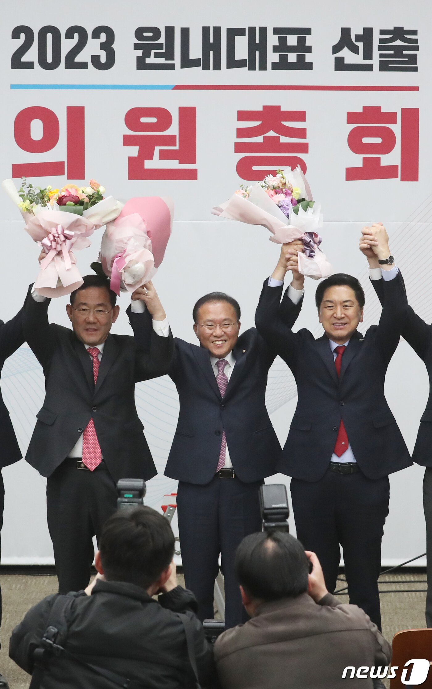 본문 이미지 - 김기현 국민의힘 대표와 윤재옥 신임 원내대표, 주호영 전임 원내대표가 7일 서울 여의도 국회에서 열린 '2023 원내대표 선출 의원총회'에서 기념촬영을 하고 있다. 2023.4.7/뉴스1 ⓒ News1 송원영 기자