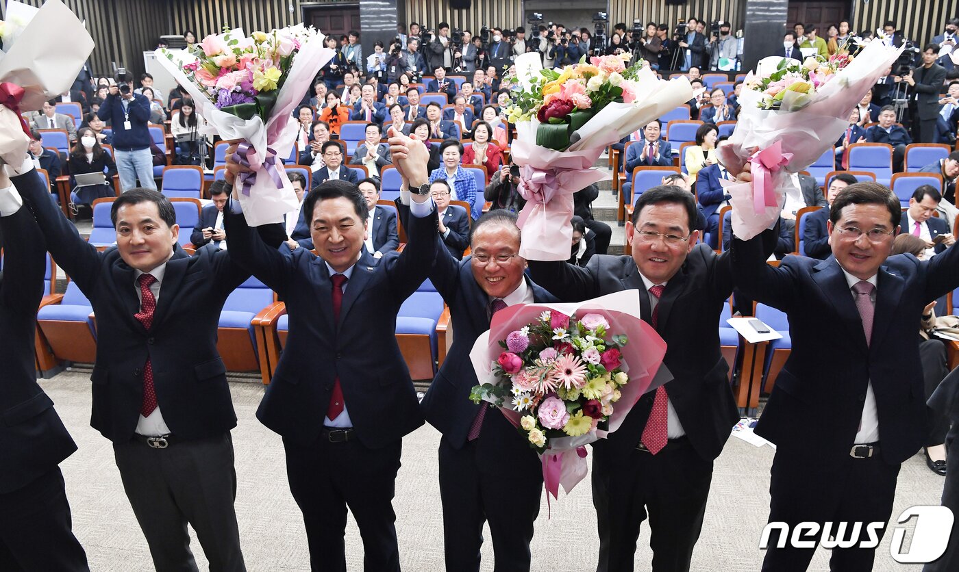 본문 이미지 - 김기현 국민의힘 대표와 윤재옥 신임 원내대표 등이 7일 서울 여의도 국회에서 열린 '2023 원내대표 선출 의원총회'에서 기념촬영을 하고 있다. (공동취재) 2023.4.7/뉴스1 ⓒ News1 황기선 기자