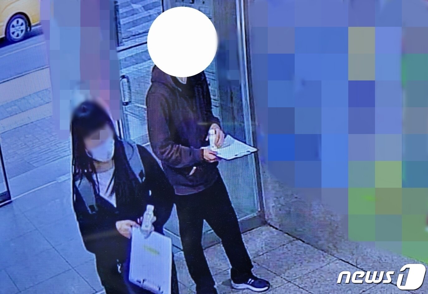본문 이미지 - 강남 마약음료 사건 용의자들 2명씩 짝을 지어 강남구청역과 대치역 인근에서 학생들에게 마약음료를 먹인 것으로 조사됐다.(서울 강남경찰서 제공) ⓒ뉴스1 김정현 기자