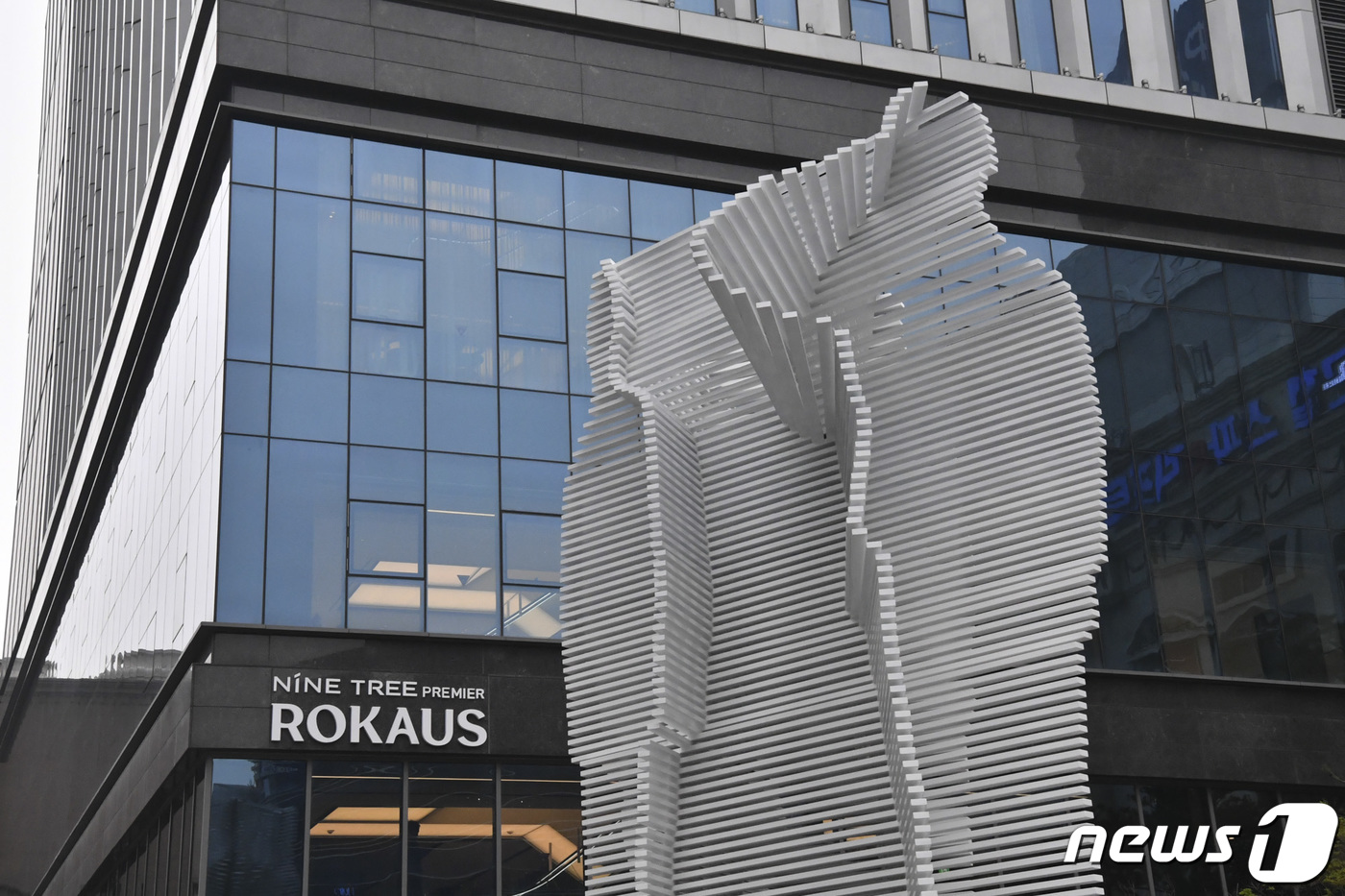 (서울=뉴스1) = 7일 서울 용산구에 개관한 '로카우스' 호텔 외경 모습.1969년 건립된 '용사의 집'에 새로 지어진 로카우스(ROKAUS)호텔은 지상 31층 8개 타입의 총 …