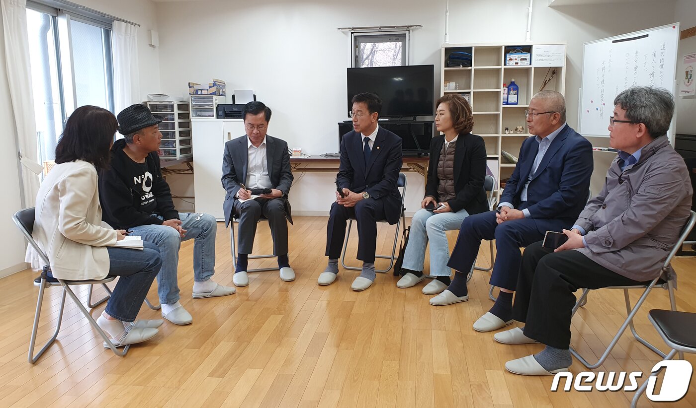 본문 이미지 - 더불어민주당 후쿠시마 원전 오염수 대책단 소속 윤영덕·위성곤·양이원영·윤재갑 의원이 7일 일본 후쿠시마시 이이자카 피난민 부흥 주택에서 전 원전노동자와 피난민을 면담하고 있다. &#40;더불어민주당 양이원영실 제공&#41; 2023.4.7/뉴스1 ⓒ News1 송원영 기자