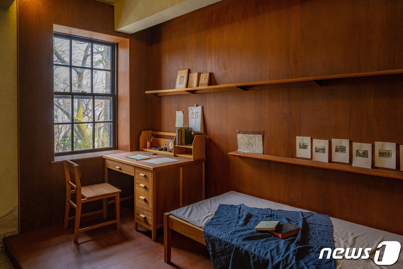 본문 이미지 - 연세대 윤동주기념관 1층 창 전시실