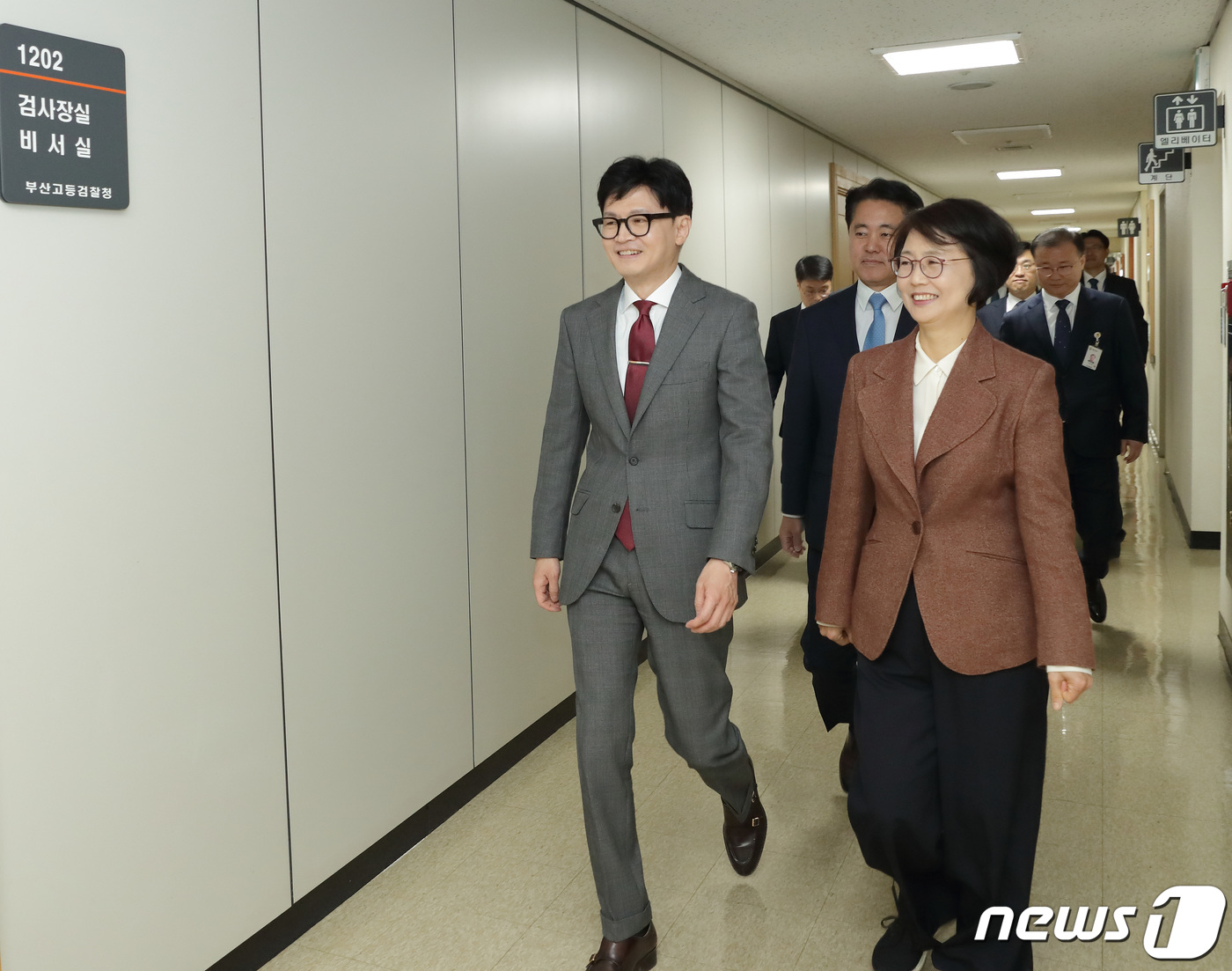 (서울=뉴스1) = 한동훈 법무부 장관이 7일 오전 부산고등·지방검찰청 방문, 노정연 부산고등검찰청 검사장과 이동하고 있다. (법무부 제공) 2023.4.7/뉴스1