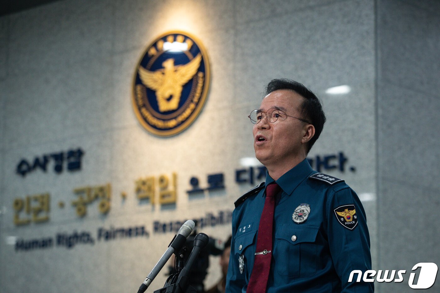 본문 이미지 - 김광호 서울경찰청장이 7일 서울 마포구 마약범죄수사대를 방문, 마약음료 사건의 수사상황 및 대응에 대해 취재진에게 밝히고 있다. . 2023.4.7/뉴스1 ⓒ News1 유승관 기자