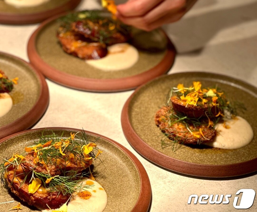 본문 이미지 - 커스모 요리엔 현지에서 쉽게 채취할 수 있는 허브나 꽃을 올린다ⓒ News1