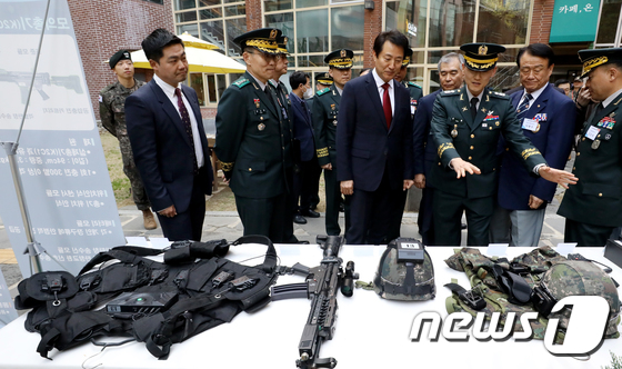 예비군의 날 기념식에 앞서 훈련 장비 살펴보는 오세훈 서울시장
