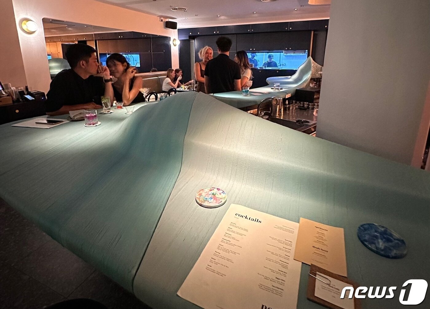 본문 이미지 - 재활용 플라스틱 병을 사용해 3D 프린트로 만든 테이블이 인상적이다. ⓒ News1