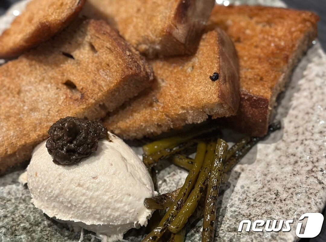 본문 이미지 - 밥도둑이 아닌 빵도둑이라 해도 될 만큼 맛이 좋은 콩피 농어 ⓒ News1