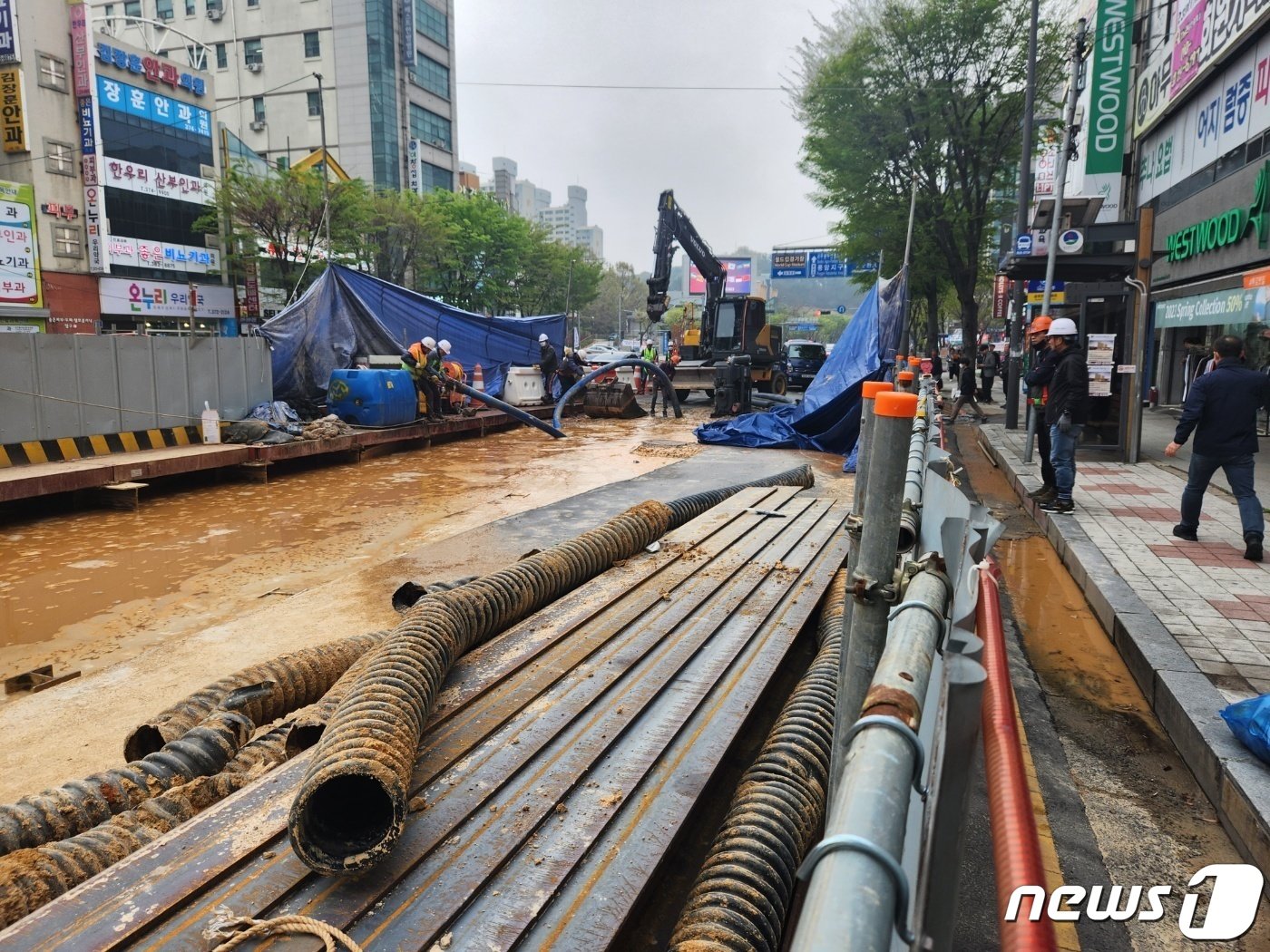 본문 이미지 - 지난 4월7일 광주 서구 풍금사거리 일대에서 상수도관이 파열돼 물이 흘러넘치고 있다.(독자제공) 2023.4.7/뉴스1 