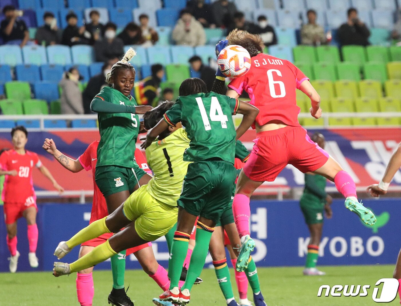 본문 이미지 - 7일 오후 경기 수원시 팔달구 수원월드컵경기장에서 열린 대한민국 여자축구대표팀 평가전 대한민국과 잠비아의 경기에서 임선주가 헤더슛을 하고 있다. 2023.4.7/뉴스1 ⓒ News1 김영운 기자
