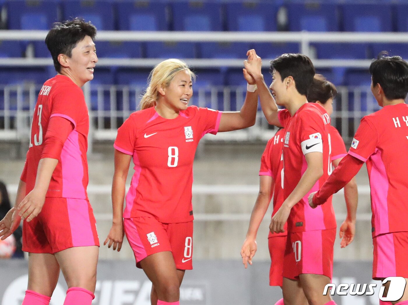 본문 이미지 - 7일 오후 경기 수원시 팔달구 수원월드컵경기장에서 열린 대한민국 여자축구대표팀 평가전 대한민국과 잠비아의 경기에서 조소현이 추가골을 넣은 후 동료들과 기뻐하고 있다. 2023.4.7/뉴스1 ⓒ News1 김영운 기자