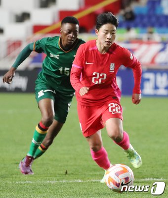 대한민국 여자 축구 국가대표팀 천가람이 7일 오후 경기 수원월드컵경기장에서 열린 &#39;신세계 이마트 초청 여자축구국가대표팀 친선경기&#39; 대한민국과 잠비아와의 경기에서 상대 진영을 향해 쇄도하고 있다. 2023.4.7/뉴스1 ⓒ News1 민경석 기자