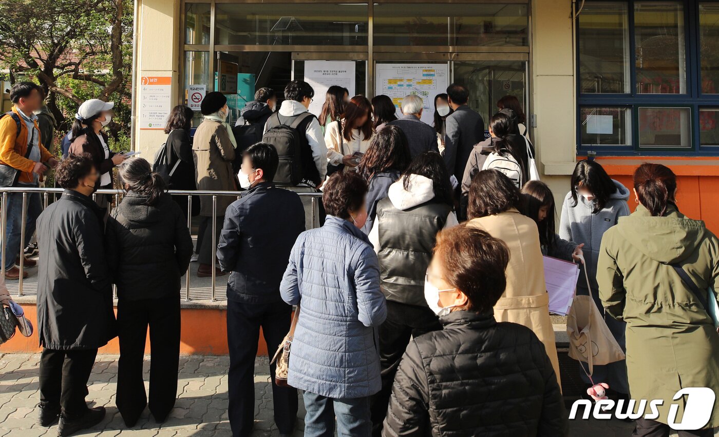 본문 이미지 - 올해 첫 초·중·고졸 학력인정 검정고시 실시일인 8일 오전 서울 용산구 용강중학교에 마련된 고사장에서 수험생과 가족들이 고사장을 찾고 있다. 이번 검정고시에는 초졸 525명, 중졸 962명, 고졸 3412명 등 총 4899명이 응시한다. 2023.4.8/뉴스1 ⓒ News1 구윤성 기자