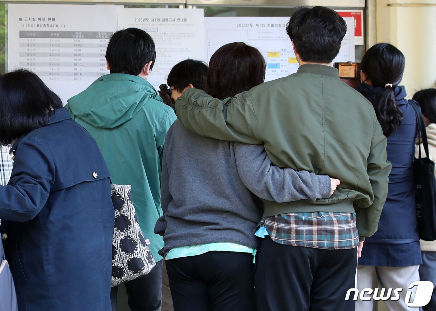 본문 이미지 - 올해 첫 초·중·고졸 학력인정 검정고시 실시일인 8일 오전 서울 용산구 용강중학교에 마련된 고사장에서 수험생 가족들이 수험생을 기다리고 있다. 이번 검정고시에는 초졸 525명, 중졸 962명, 고졸 3412명 등 총 4899명이 응시한다. 2023.4.8/뉴스1 ⓒ News1 구윤성 기자