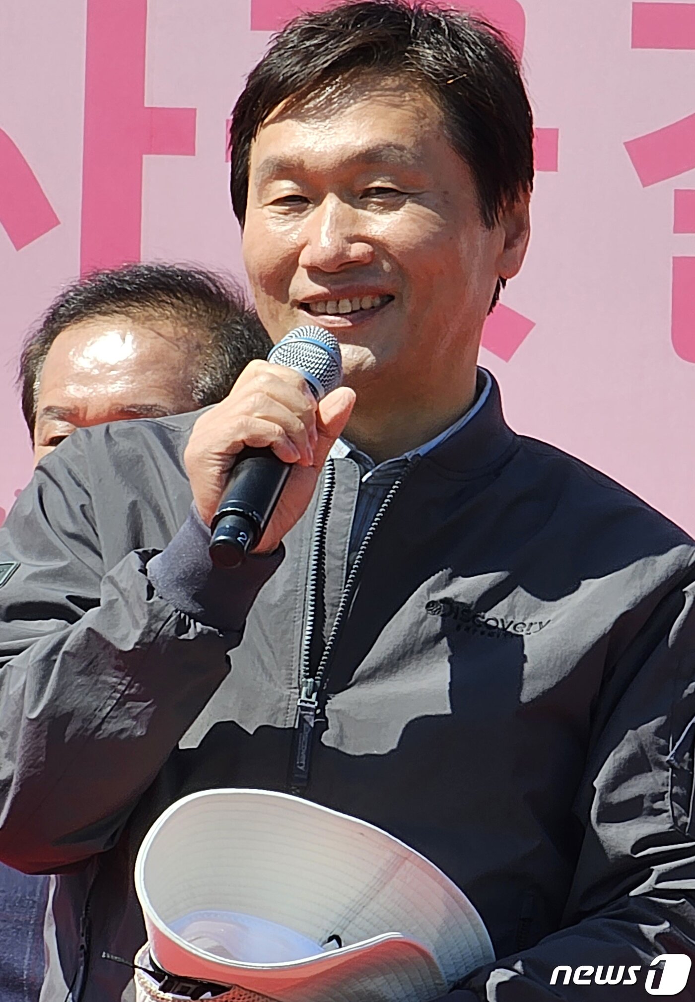본문 이미지 - 8일 경북 경산시 남산면 반곡지 일원에서 열린 '복사꽃길 걷기'행사에서 조현일 시장이 인사말을 하고 있다. 반곡지는 수백년된 왕버들 20여 그루가 줄지어 선 나무터널이 문화체육관광부 '사진찍기 좋은 녹색명소'로 선정된 곳이다. 2023.4.8/뉴스1 ⓒ News1 정우용 기자
