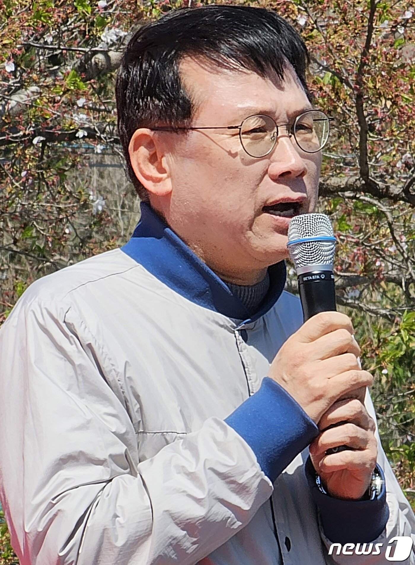 본문 이미지 - 8일 경북 경산시 남산면 반곡지 일원에서 열린 '복사꽃길 걷기'행사에서 윤두현 의원이 인사말을 하고 있다. 반곡지는 수백년된 왕버들 20여 그루가 줄지어 선 나무터널이 문화체육관광부 '사진찍기 좋은 녹색명소'로 선정된 곳이다. 2023.4.8/뉴스1 ⓒ News1 정우용 기자