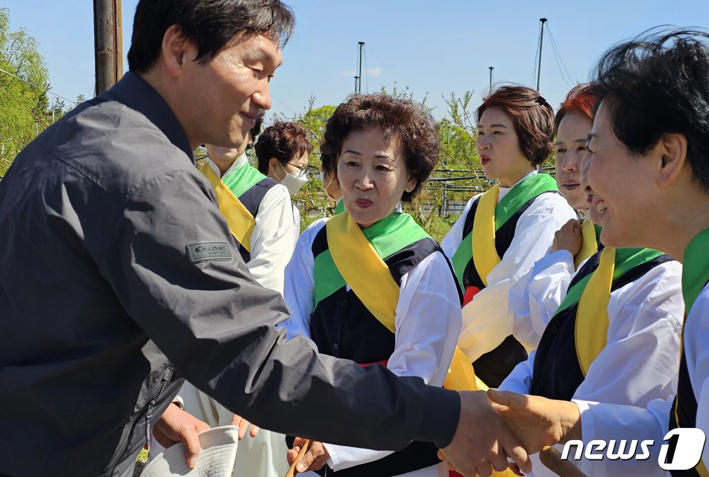 본문 이미지 - 8일 경북 경산시 남산면 반곡지 일원에서 열린 '복사꽃길 걷기'행사에서 조현일 시장이 시민들과 악수를 하고 있다. 반곡지는 수백년된 왕버들 20여 그루가 줄지어 선 나무터널이 문화체육관광부 '사진찍기 좋은 녹색명소'로 선정된 곳이다. 2023.4.8/뉴스1 ⓒ News1 정우용 기자