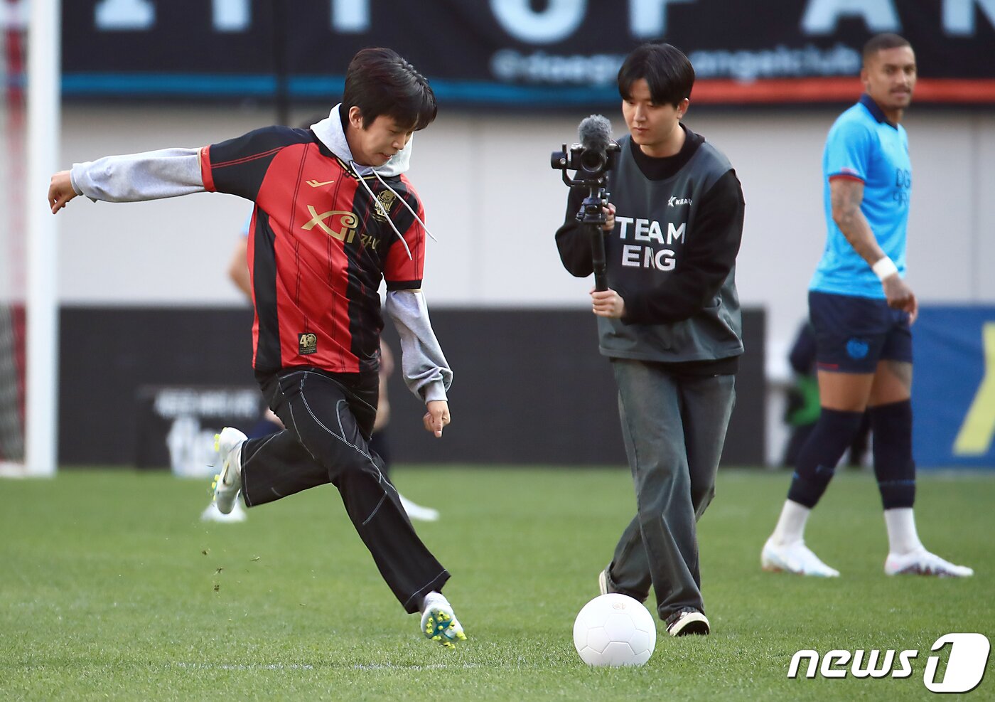 본문 이미지 - '트로트계의 아이돌' 가수 임영웅이 8일 오후 마포구 상암동 서울월드컵경기장에서 열린 2023 하나원큐 K리그1 6라운드 FC서울과 대구FC의 경기에서 승리 기원 시축하고 있다. 2023.4.8/뉴스1 ⓒ News1 박정호 기자
