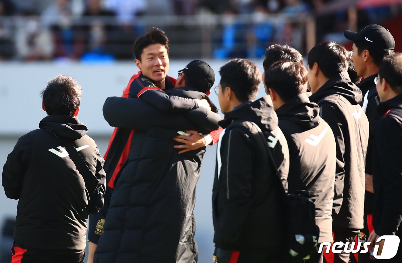 본문 이미지 - 8일 오후 마포구 상암동 서울월드컵경기장에서 열린 2023 하나원큐 K리그1 6라운드 FC서울과 대구FC의 경기에서 서울 황의조가 K리그 복귀 첫 골을 넣은 뒤 안익수 감독에게 달려가 품에 안기고 있다. 2023.4.8/뉴스1 ⓒ News1 박정호 기자