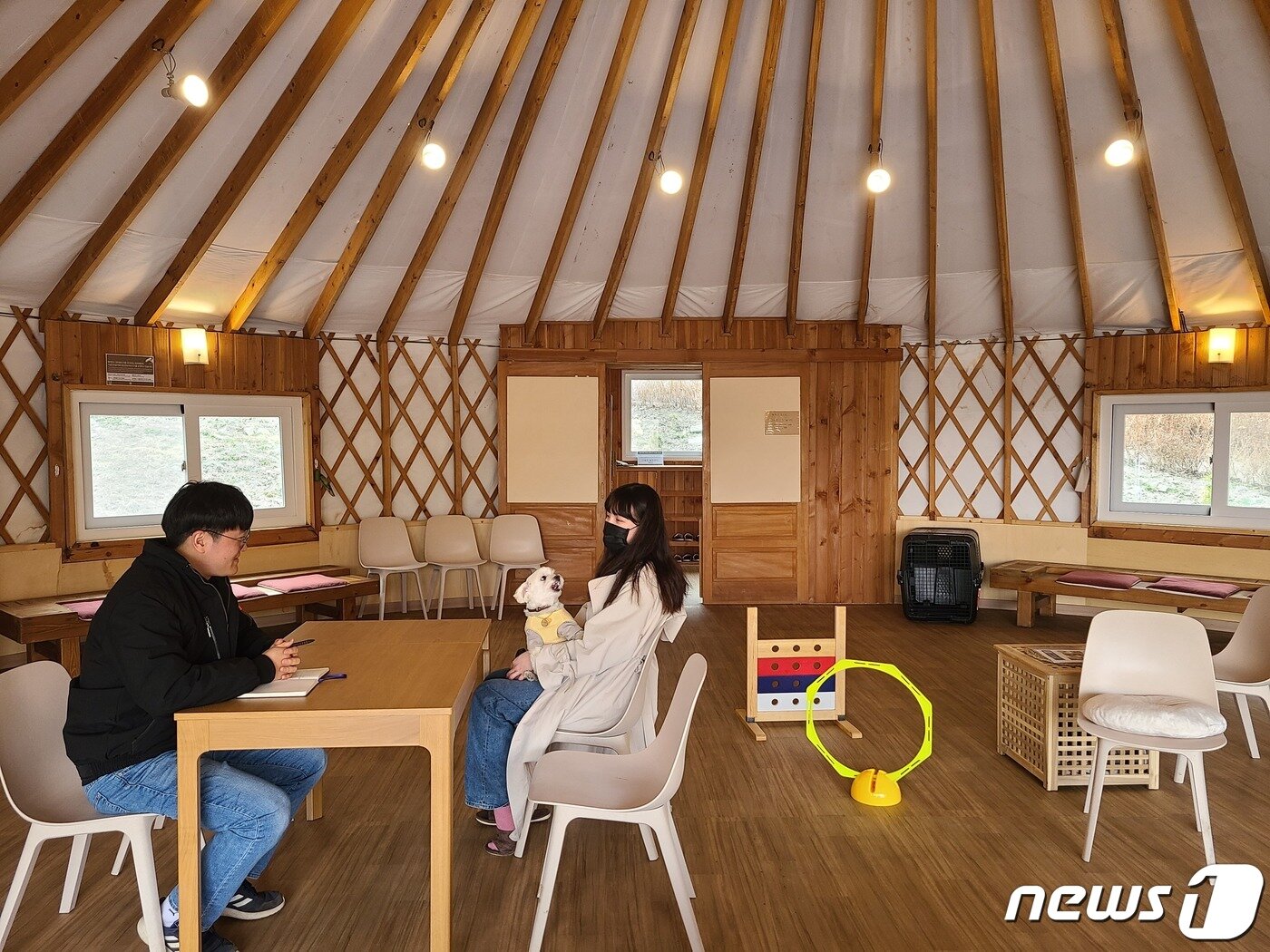 본문 이미지 - 강원 홍천 서면에 위치한 힐리언스 선마을의 '힐리펫 카페'에서 투숙객이 반려견 행동전문트레이너와 상담을 하고 있다./뉴스1 이종재기자