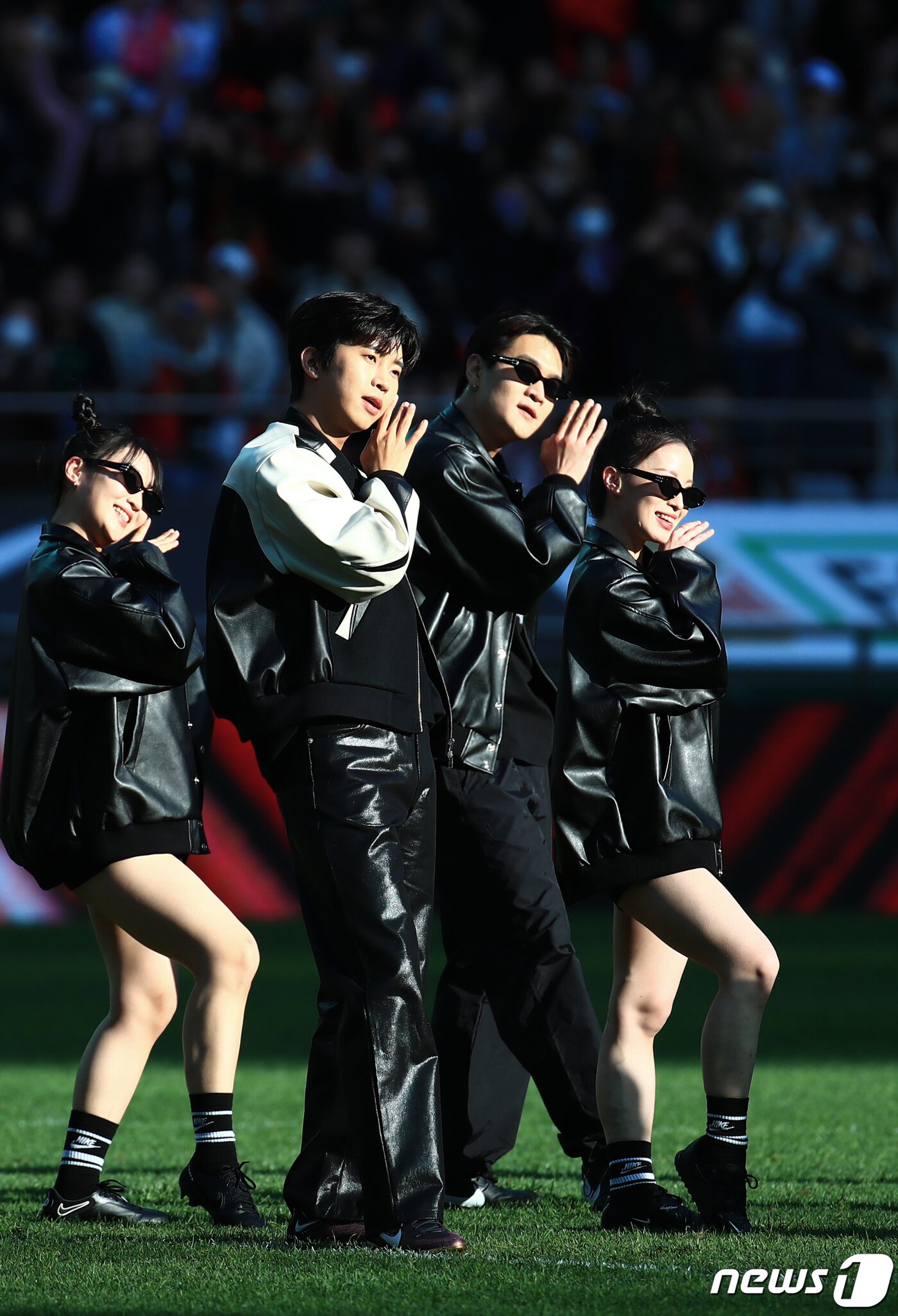 본문 이미지 - '트로트계의 아이돌' 가수 임영웅이 8일 오후 마포구 상암동 서울월드컵경기장에서 열린 2023 하나원큐 K리그1 6라운드 FC서울과 대구FC의 경기 하프타임에 팬들을 위한 공연을 펼치고 있다. 2023.4.8/뉴스1 ⓒ News1 박정호 기자