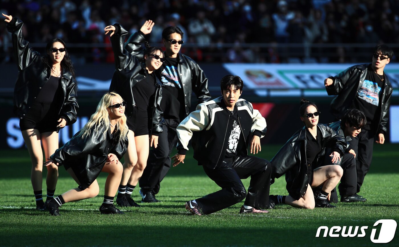 본문 이미지 - '트로트계의 아이돌' 가수 임영웅이 8일 오후 마포구 상암동 서울월드컵경기장에서 열린 2023 하나원큐 K리그1 6라운드 FC서울과 대구FC의 경기 하프타임에 팬들을 위한 공연을 펼치고 있다.  2023.4.8/뉴스1 ⓒ News1 박정호 기자