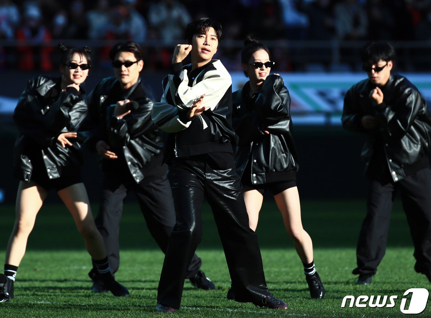 본문 이미지 - '트로트계의 아이돌' 가수 임영웅이 8일 오후 마포구 상암동 서울월드컵경기장에서 열린 2023 하나원큐 K리그1 6라운드 FC서울과 대구FC의 경기 하프타임에 팬들을 위한 공연을 펼치고 있다.  2023.4.8/뉴스1 ⓒ News1 박정호 기자